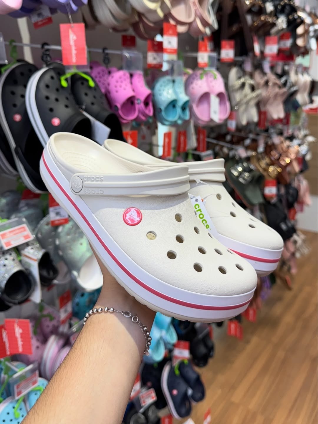 GFBGFVDCSX.jpg Crocs Pallets - Image 1